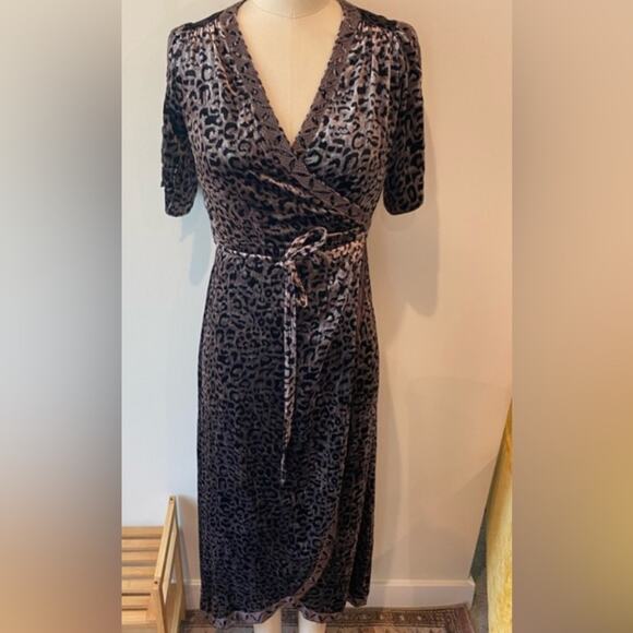 Johnny Was NWT Leopard Velvet Wrap Dress in Size Small.
